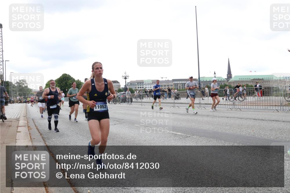29.06.2025 - hella hamburg halbmarathon Lena Gebhardt http://msf.ph/oto/8412030 29.06.2025 10:51:12 Lombardsbrücke 0029, 1052, 5289, 1129, 1203, 1208, 1404, 1478, 1617, 2200, 2202, 2358, 2380, 2484, 2485, 2859, 3229, 3934, 4156, 4652, 4713, 4771, 4848, 4878, 4920, 5286, 5289, 5357, 5394, 5530, 6091, 6178, 6961, 7012, 7133, 7141, 7161, 7769, 7770, 7771, 7825, 7871, 8040, 8200, 8410, 8672, 8779, 8986, 9166, 9167, 9582, 9583, 9763, 10029, 10437, 10552, 10614, 10636, 11034, 11052, 11252, 11268, 11575, 11577, 12392, 12393, 14534 meine-sportfotos.de