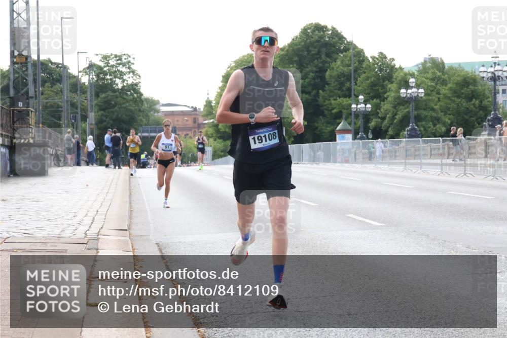 29.06.2025 - hella hamburg halbmarathon Lena Gebhardt http://msf.ph/oto/8412109 29.06.2025 09:39:30 Lombardsbrücke 51, 19108, 51, 4524, 6699, 11342, 13016, 14188, 14932, 15166, 16529, 16548, 18694, 18848, 19072, 19108 meine-sportfotos.de