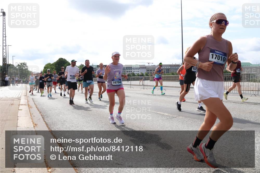 29.06.2025 - hella hamburg halbmarathon Lena Gebhardt http://msf.ph/oto/8412118 29.06.2025 10:17:12 Lombardsbrücke 12043, 16447, 16704, 964, 17010, 1083, 1117, 1137, 1240, 1298, 1331, 1348, 1356, 1403, 1477, 1553, 1602, 2225, 2305, 2860, 2908, 3088, 3210, 3450, 3464, 3466, 3622, 3802, 3803, 4194, 4852, 5023, 5390, 5929, 5930, 5995, 6126, 6128, 6328, 6520, 6522, 6742, 6941, 6948, 7011, 7114, 7115, 7257, 7345, 7360, 7376, 7410, 7445, 7647, 7924, 7928, 7945, 8210, 8253, 8263, 8309, 8351, 8433, 8513, 8558, 8619, 8895, 8983, 9091, 9152, 9208, 9259, 9332, 9492 meine-sportfotos.de