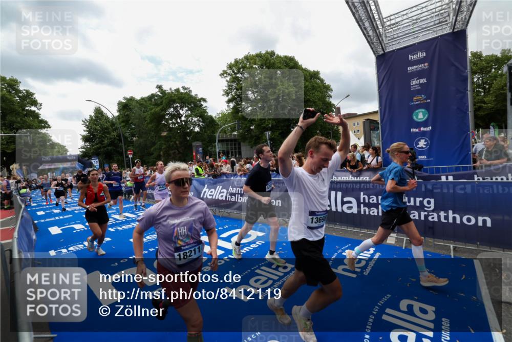 29.06.2025 - hella hamburg halbmarathon Zöllner http://msf.ph/oto/8412119 29.06.2025 10:46:29 Ziel 1600, 2222, 2842, 4237, 4497, 6421, 6978, 7335, 8142, 8981, 9386, 9786, 11185, 11773, 12171, 12651, 12891, 13698, 14045, 14228, 14482, 15157, 16127, 18211, 18637, 19209 meine-sportfotos.de