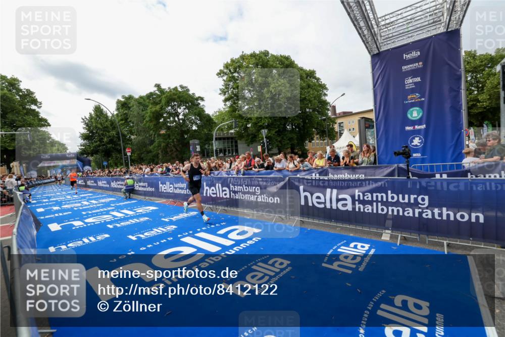 29.06.2025 - hella hamburg halbmarathon Zöllner http://msf.ph/oto/8412122 29.06.2025 10:23:01 Ziel 4128, 11624, 18328 meine-sportfotos.de