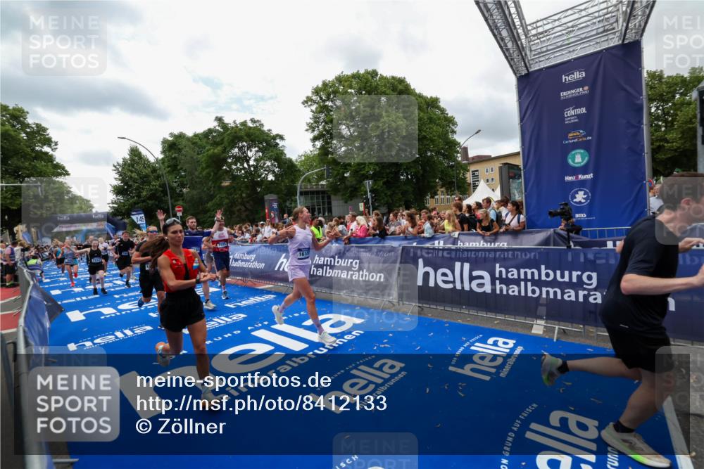 29.06.2025 - hella hamburg halbmarathon Zöllner http://msf.ph/oto/8412133 29.06.2025 10:46:30 Ziel 2222, 2842, 4237, 4497, 6421, 6978, 7335, 8482, 8981, 9232, 9386, 9786, 11185, 11773, 12171, 12651, 12891, 13698, 14045, 14228, 14482, 15157, 16127, 18211, 18637, 19209 meine-sportfotos.de