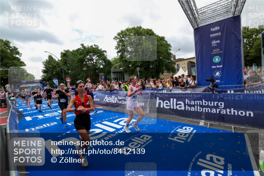 29.06.2025 - hella hamburg halbmarathon Zöllner http://msf.ph/oto/8412139 29.06.2025 10:46:30 Ziel 2222, 2842, 4237, 4497, 6421, 6978, 7335, 8482, 8981, 9232, 9386, 9786, 11185, 11773, 12171, 12651, 12891, 13698, 14045, 14228, 14482, 15157, 16127, 18211, 18637, 19209 meine-sportfotos.de