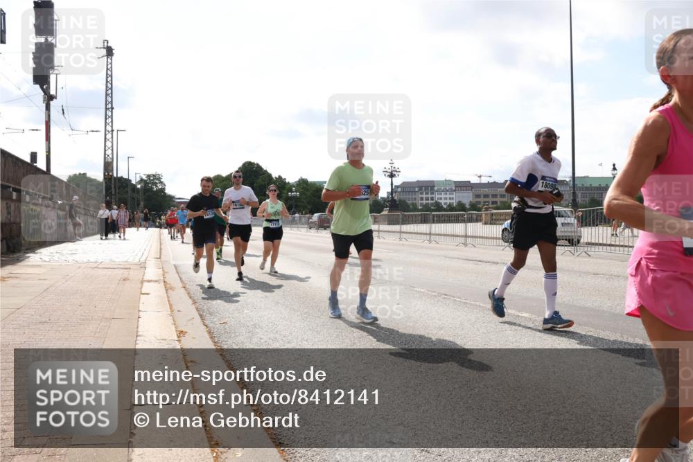 29.06.2025 - hella hamburg halbmarathon Lena Gebhardt http://msf.ph/oto/8412141 29.06.2025 10:04:36 Lombardsbrücke 1612, 1614, 525, 18098, 1213, 1316, 1347, 1377, 1559, 1674, 2011, 2463, 2628, 2698, 2852, 2979, 3994, 4146, 4293, 4394, 4538, 4587, 4951, 5354, 5365, 5869, 5976, 6311, 6706, 6709, 8049, 8177, 8217, 9489, 9526, 10100, 10213, 10709, 10756, 10834, 10962, 11088, 11511, 11551, 11582, 12004, 12005, 12125, 12924, 12998, 13533, 13625, 14340, 14436, 14917, 15525, 15532, 16128, 16145, 16357, 16753, 16989, 16995, 17071, 17113, 17434, 17437, 17814 meine-sportfotos.de