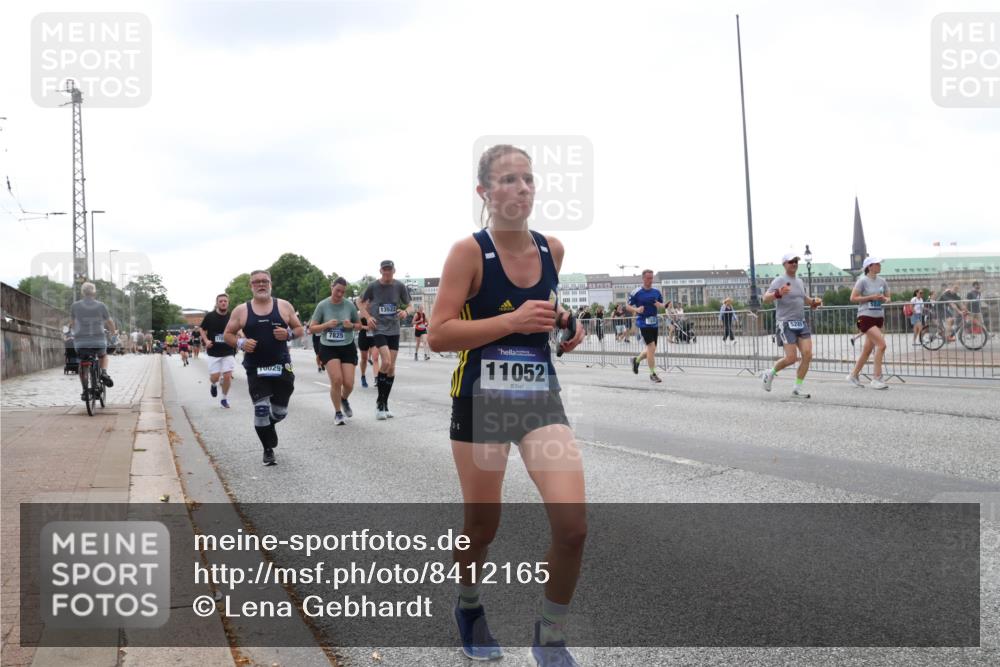 29.06.2025 - hella hamburg halbmarathon Lena Gebhardt http://msf.ph/oto/8412165 29.06.2025 10:51:13 Lombardsbrücke 10029, 7825, 13522, 11052, 528, 1129, 1203, 1208, 1404, 1478, 1617, 2200, 2202, 2358, 2380, 2484, 2485, 2859, 3229, 3934, 4156, 4652, 4713, 4771, 4808, 4848, 4878, 4920, 5286, 5289, 5357, 5394, 5530, 6091, 6178, 6961, 7012, 7141, 7769, 7770, 7771, 7825, 7871, 8040, 8200, 8410, 8672, 8779, 8986, 9166, 9167, 9582, 9583, 9763, 10029, 10437, 10552, 10614, 10636, 11034, 11052, 11252, 11268, 11575, 11577, 12392, 12393, 14534 meine-sportfotos.de