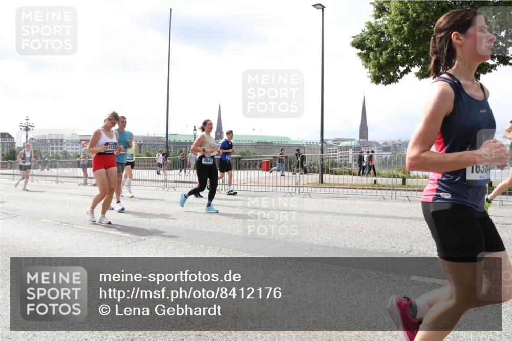 29.06.2025 - hella hamburg halbmarathon Lena Gebhardt http://msf.ph/oto/8412176 29.06.2025 10:41:55 Lombardsbrücke 2233, 11098, 4541, 10304, 1039, 1314, 1509, 1623, 1648, 1712, 1752, 2145, 2153, 2258, 2523, 2974, 3276, 3326, 3344, 3459, 3460, 3568, 4329, 4415, 4541, 4610, 4735, 4736, 4787, 4885, 5432, 5671, 6136, 6137, 6153, 6320, 6430, 6436, 6450, 6618, 6837, 6846, 7022, 7023, 7357, 7477, 7955, 7968, 8004, 8014, 8162, 8163, 8300, 8301, 8443, 8848, 8897, 8908, 9008, 9223, 9467, 9588, 10027, 10348, 10483, 10623, 11011, 11166 meine-sportfotos.de