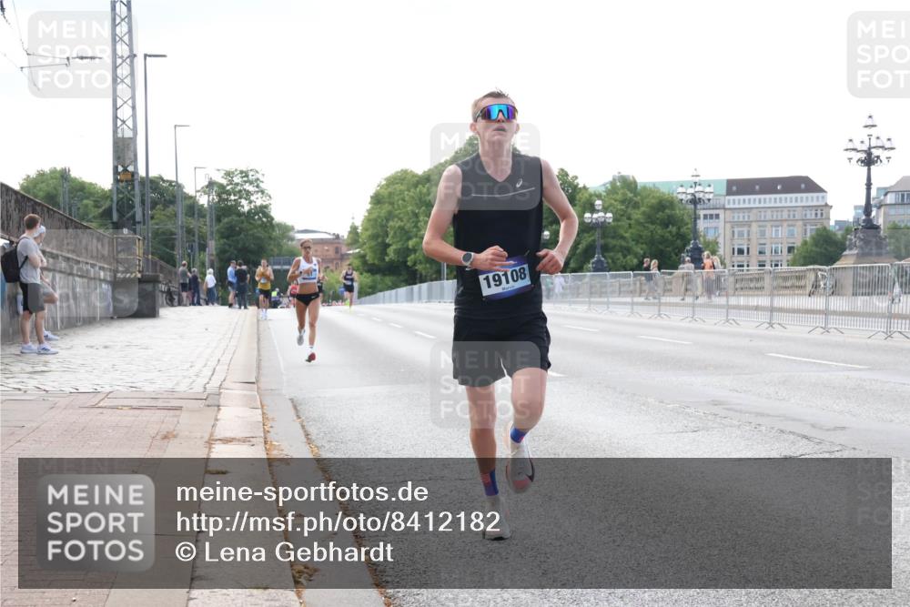 29.06.2025 - hella hamburg halbmarathon Lena Gebhardt http://msf.ph/oto/8412182 29.06.2025 09:39:31 Lombardsbrücke 19108, 51, 4524, 6699, 11342, 13016, 14188, 14932, 15166, 16529, 16548, 18694, 18848, 19072, 19108 meine-sportfotos.de