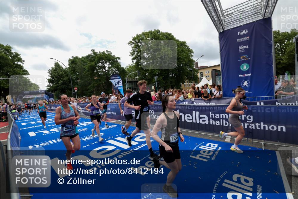 29.06.2025 - hella hamburg halbmarathon Zöllner http://msf.ph/oto/8412194 29.06.2025 10:46:32 Ziel 2222, 2842, 4237, 4497, 5459, 6421, 6978, 7335, 8482, 8981, 9232, 9386, 9529, 9786, 11185, 11773, 12891, 14045, 14228, 14482, 15157, 17281, 17461, 18637, 18882, 19209 meine-sportfotos.de