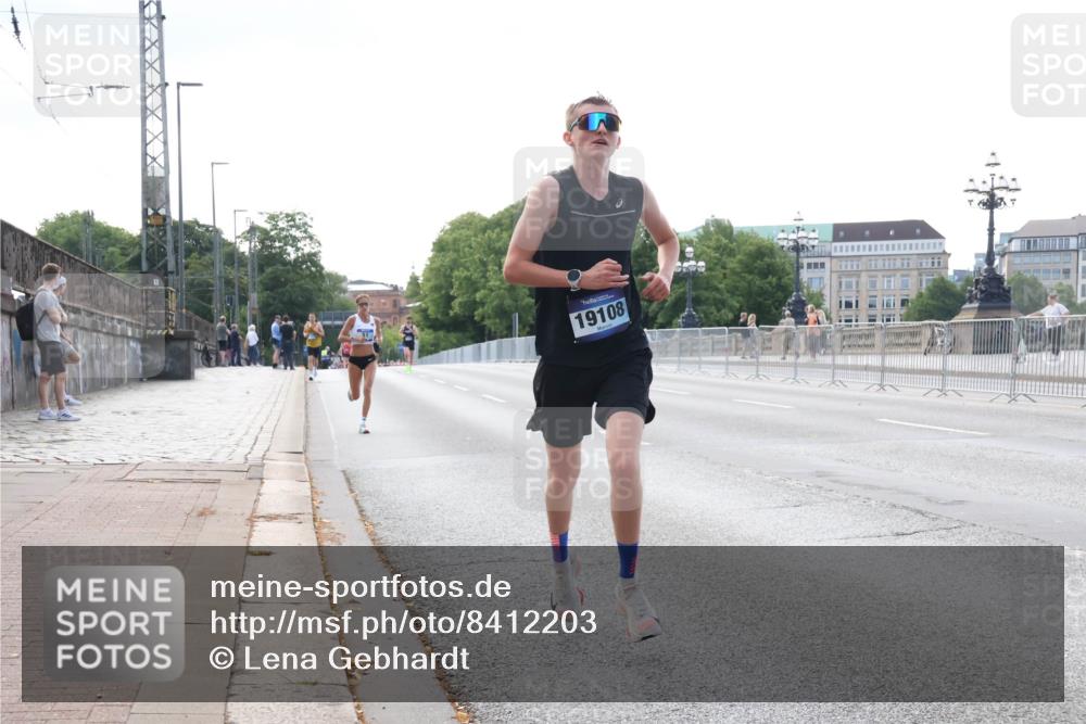 29.06.2025 - hella hamburg halbmarathon Lena Gebhardt http://msf.ph/oto/8412203 29.06.2025 09:39:31 Lombardsbrücke 19108, 51, 4524, 6699, 11342, 13016, 14188, 14932, 15166, 16529, 16548, 18694, 18848, 19072, 19108 meine-sportfotos.de