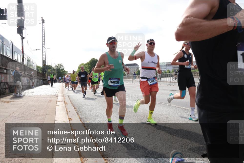 29.06.2025 - hella hamburg halbmarathon Lena Gebhardt http://msf.ph/oto/8412206 29.06.2025 09:50:28 Lombardsbrücke 11491, 16820, 1882, 1209, 1358, 1615, 1675, 1688, 1697, 1700, 1803, 1882, 2415, 2568, 2675, 2719, 2826, 3332, 3530, 3626, 4205, 4229, 4380, 4398, 4823, 5248, 5409, 5436, 5472, 5508, 5745, 5791, 5803, 6080, 6458, 6529, 6649, 6682, 6704, 7026, 7495, 7774, 8450, 8629, 8958, 9017, 9116, 9294, 9302, 9365, 9711, 9979, 10064, 10218, 10783, 10894, 10922, 11281, 11305, 11379, 11767, 12292, 12540, 12554, 12895, 13725, 14560 meine-sportfotos.de