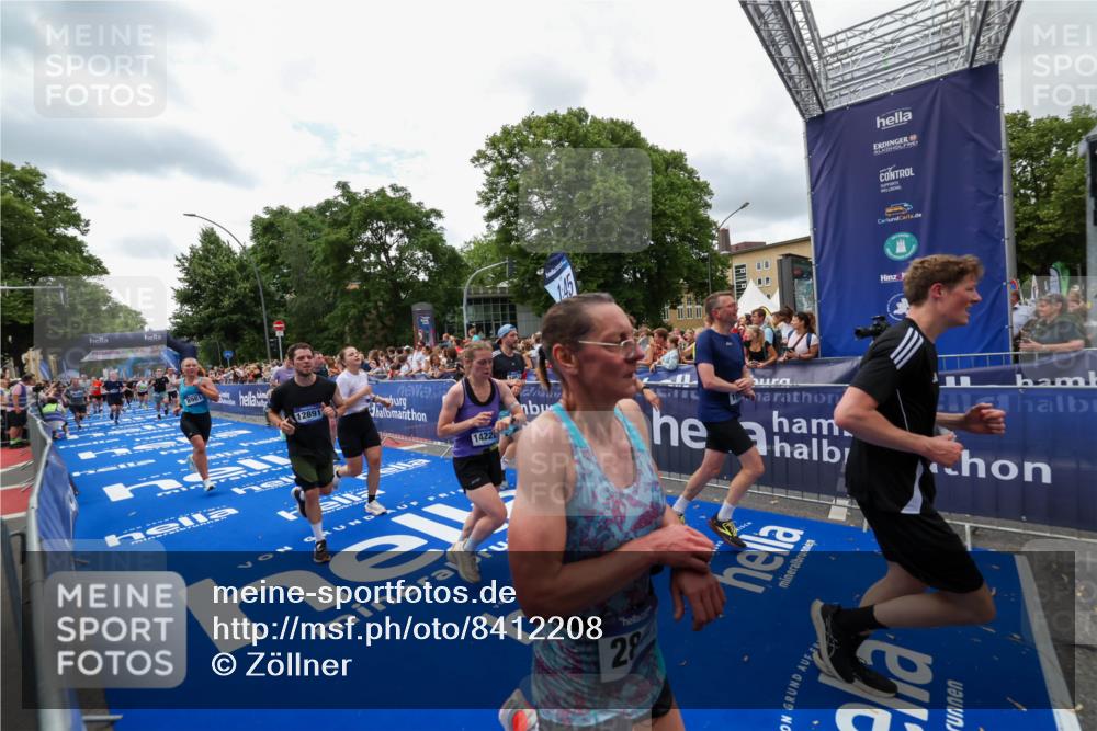 29.06.2025 - hella hamburg halbmarathon Zöllner http://msf.ph/oto/8412208 29.06.2025 10:46:33 Ziel 2222, 2842, 4237, 4497, 5459, 6421, 6978, 8482, 8981, 9232, 9386, 9529, 9786, 12891, 14045, 14228, 14482, 15157, 15206, 17281, 17461, 18882, 19209 meine-sportfotos.de