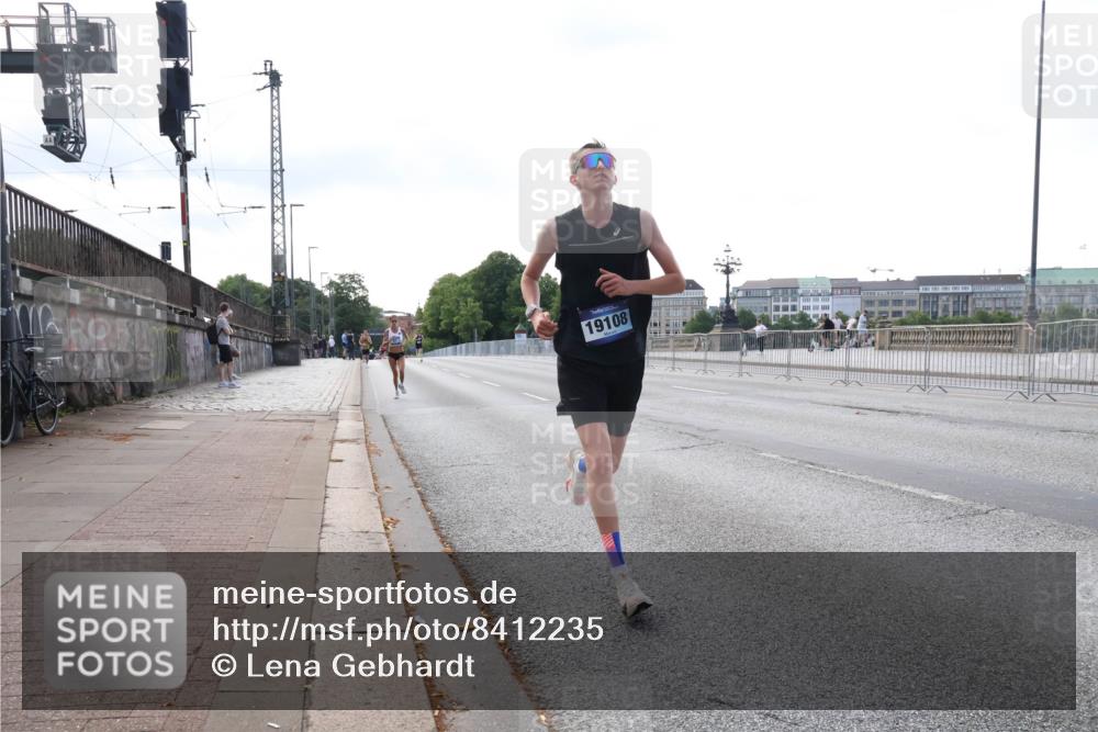 29.06.2025 - hella hamburg halbmarathon Lena Gebhardt http://msf.ph/oto/8412235 29.06.2025 09:39:32 Lombardsbrücke 19108, 51, 4524, 6699, 11342, 13016, 14188, 14932, 15166, 16529, 16548, 17402, 18694, 18848, 19072, 19108 meine-sportfotos.de