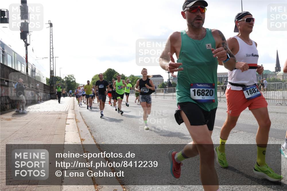 29.06.2025 - hella hamburg halbmarathon Lena Gebhardt http://msf.ph/oto/8412239 29.06.2025 09:50:28 Lombardsbrücke 11491, 2719, 16820, 18827, 1209, 1358, 1615, 1675, 1688, 1697, 1700, 1803, 1882, 2415, 2568, 2675, 2719, 2826, 3332, 3530, 3626, 4205, 4229, 4380, 4398, 4823, 5248, 5409, 5436, 5472, 5508, 5745, 5791, 5803, 6080, 6458, 6529, 6649, 6682, 6704, 7026, 7495, 7774, 8450, 8629, 8958, 9017, 9116, 9294, 9302, 9365, 9711, 9979, 10064, 10218, 10783, 10894, 10922, 11281, 11305, 11379, 11767, 12292, 12540, 12554, 12895, 13725, 14560 meine-sportfotos.de