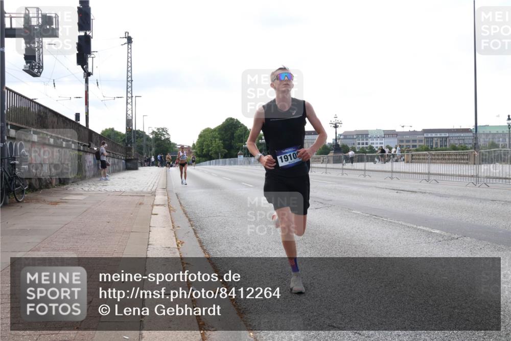 29.06.2025 - hella hamburg halbmarathon Lena Gebhardt http://msf.ph/oto/8412264 29.06.2025 09:39:32 Lombardsbrücke 1910, 51, 4524, 6699, 11342, 13016, 14188, 14932, 15166, 16529, 16548, 17402, 18694, 18848, 19072, 19108 meine-sportfotos.de