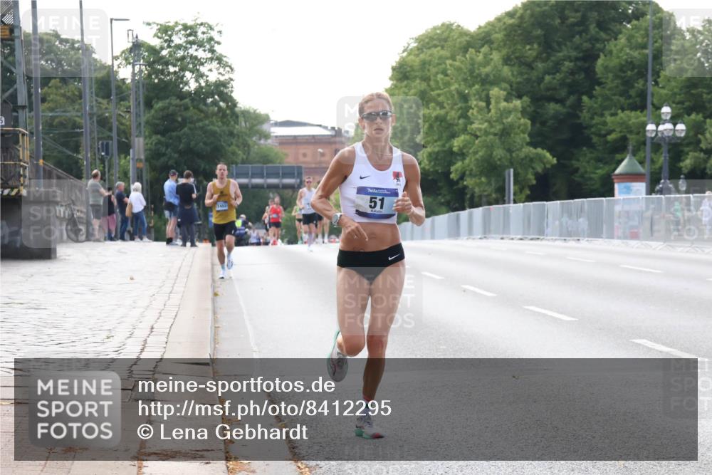 29.06.2025 - hella hamburg halbmarathon Lena Gebhardt http://msf.ph/oto/8412295 29.06.2025 09:39:33 Lombardsbrücke 7402, 51, 51, 4524, 6699, 11342, 11678, 13016, 14188, 14932, 15166, 16529, 16548, 17402, 18694, 18848, 19072, 19108 meine-sportfotos.de