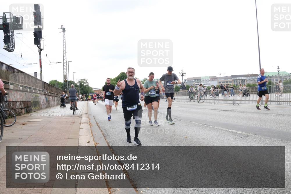29.06.2025 - hella hamburg halbmarathon Lena Gebhardt http://msf.ph/oto/8412314 29.06.2025 10:51:14 Lombardsbrücke 17079, 0029, 7825, 135, 1129, 1203, 1208, 1404, 1478, 1617, 1997, 2200, 2202, 2308, 2358, 2380, 2484, 2485, 2859, 3229, 3934, 4156, 4652, 4713, 4771, 4808, 4848, 4878, 4920, 5286, 5289, 5357, 5394, 5530, 6091, 6178, 6961, 7012, 7141, 7769, 7770, 7771, 7825, 7871, 7992, 8040, 8200, 8410, 8672, 8779, 8986, 9166, 9167, 9582, 9583, 9763, 10029, 10552, 10614, 10636, 11034, 11052, 11252, 11268, 11575, 11577, 14534 meine-sportfotos.de