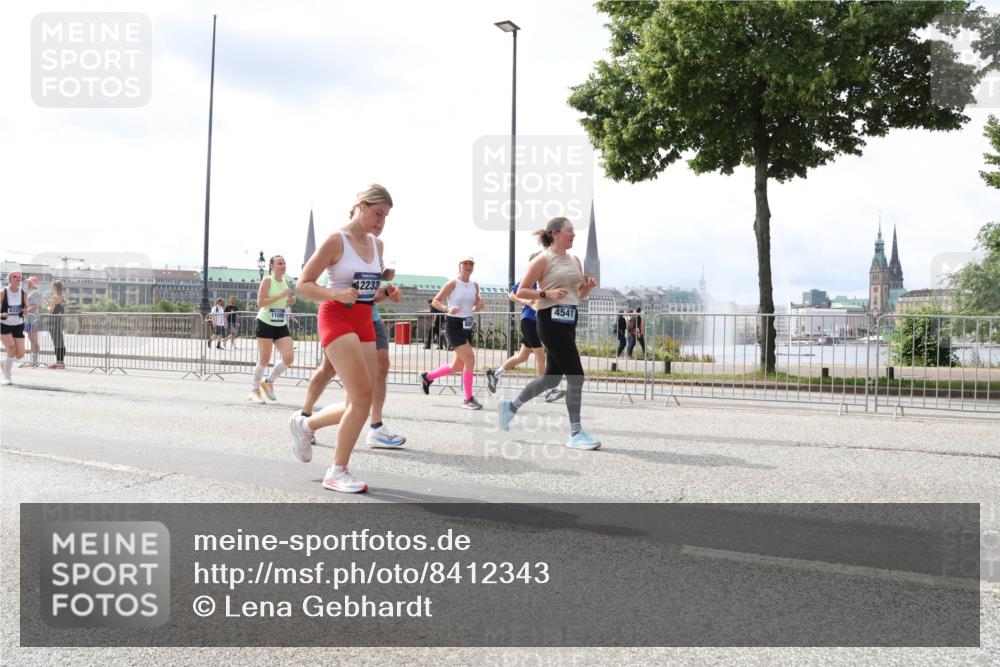 29.06.2025 - hella hamburg halbmarathon Lena Gebhardt http://msf.ph/oto/8412343 29.06.2025 10:41:56 Lombardsbrücke 6320, 110, 2233, 4541, 1039, 1314, 1509, 1623, 1648, 1712, 1752, 2145, 2153, 2523, 2974, 3276, 3326, 3344, 3459, 3460, 3568, 4329, 4415, 4541, 4735, 4736, 4787, 4885, 5432, 5671, 6136, 6137, 6153, 6320, 6430, 6436, 6450, 6618, 6837, 6846, 6917, 7022, 7023, 7357, 7477, 7955, 7968, 8004, 8014, 8162, 8163, 8300, 8301, 8443, 8848, 8897, 8908, 9008, 9223, 9467, 9588, 10027, 10348, 10483, 10623, 11011, 11166 meine-sportfotos.de
