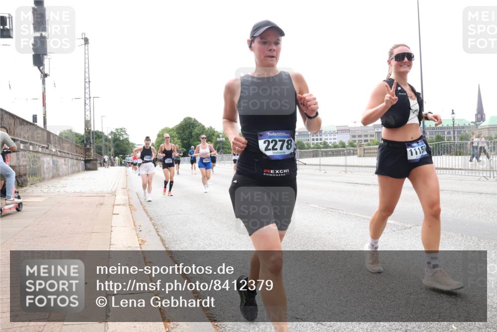 29.06.2025 - hella hamburg halbmarathon Lena Gebhardt http://msf.ph/oto/8412379 29.06.2025 10:25:37 Lombardsbrücke 11662, 13842, 2278, 1115, 1093, 1305, 1479, 1481, 1627, 2278, 3343, 3765, 3920, 3961, 3963, 4378, 4797, 5028, 5564, 5814, 6663, 6869, 8881, 8962, 9811, 9927, 10104, 10219, 10845, 10846, 11157, 11596, 11662, 11699, 12074, 12505, 12838, 13510, 13653, 13842, 14086, 14223, 14936, 15016, 15119, 15283, 16289, 16354, 16381, 16421, 16422, 16927, 17369 meine-sportfotos.de