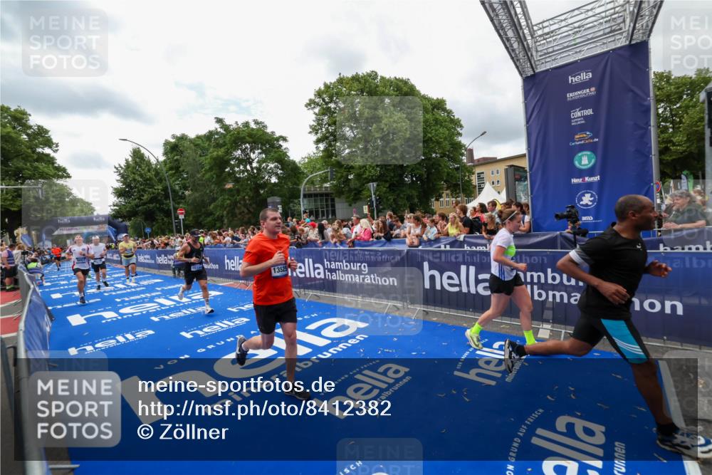 29.06.2025 - hella hamburg halbmarathon Zöllner http://msf.ph/oto/8412382 29.06.2025 10:46:42 Ziel 1920, 1942, 9051, 13525, 13554, 15026, 15133, 15206, 15714, 16175, 17865, 18297, 19128 meine-sportfotos.de