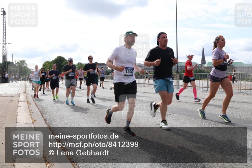 29.06.2025 - hella hamburg halbmarathon Lena Gebhardt http://msf.ph/oto/8412399 29.06.2025 10:17:15 Lombardsbrücke 5930, 1356, 12100, 5929, 12043, 1083, 1117, 1137, 1240, 1298, 1331, 1348, 1356, 1403, 1477, 1553, 1602, 2225, 2305, 2860, 2908, 3210, 3450, 3464, 3466, 3622, 3802, 3803, 4194, 4852, 5023, 5390, 5929, 5930, 5995, 6126, 6128, 6328, 6520, 6522, 6948, 7011, 7114, 7115, 7257, 7291, 7345, 7360, 7376, 7410, 7445, 7566, 7647, 7844, 7924, 7928, 7945, 8210, 8253, 8263, 8309, 8351, 8433, 8513, 8558, 8895, 8983, 9091, 9152, 9208, 9259 meine-sportfotos.de