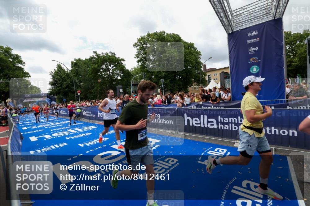 29.06.2025 - hella hamburg halbmarathon Zöllner http://msf.ph/oto/8412461 29.06.2025 10:46:46 Ziel 1920, 1942, 3976, 6630, 11858, 13554, 14541, 15026, 15714, 15900, 16175, 17353, 17743, 17865, 18297, 19128 meine-sportfotos.de