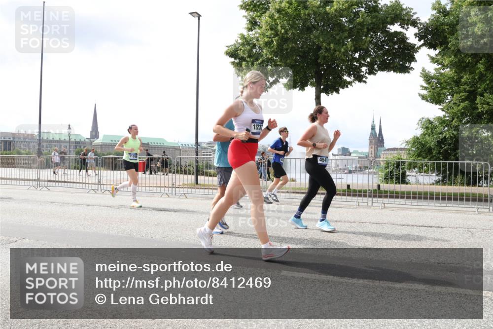 29.06.2025 - hella hamburg halbmarathon Lena Gebhardt http://msf.ph/oto/8412469 29.06.2025 10:41:57 Lombardsbrücke 12233, 4541, 1039, 1314, 1509, 1623, 1648, 1712, 1752, 2145, 2153, 2523, 2974, 3276, 3326, 3344, 3459, 3460, 3568, 4329, 4415, 4541, 4735, 4736, 4787, 4885, 5432, 5671, 6136, 6137, 6153, 6320, 6430, 6436, 6450, 6618, 6837, 6846, 6917, 7357, 7477, 7955, 7968, 8004, 8014, 8162, 8163, 8300, 8301, 8443, 8848, 8897, 8908, 9008, 9223, 9467, 9588, 10027, 10348, 10623, 11011, 11166 meine-sportfotos.de