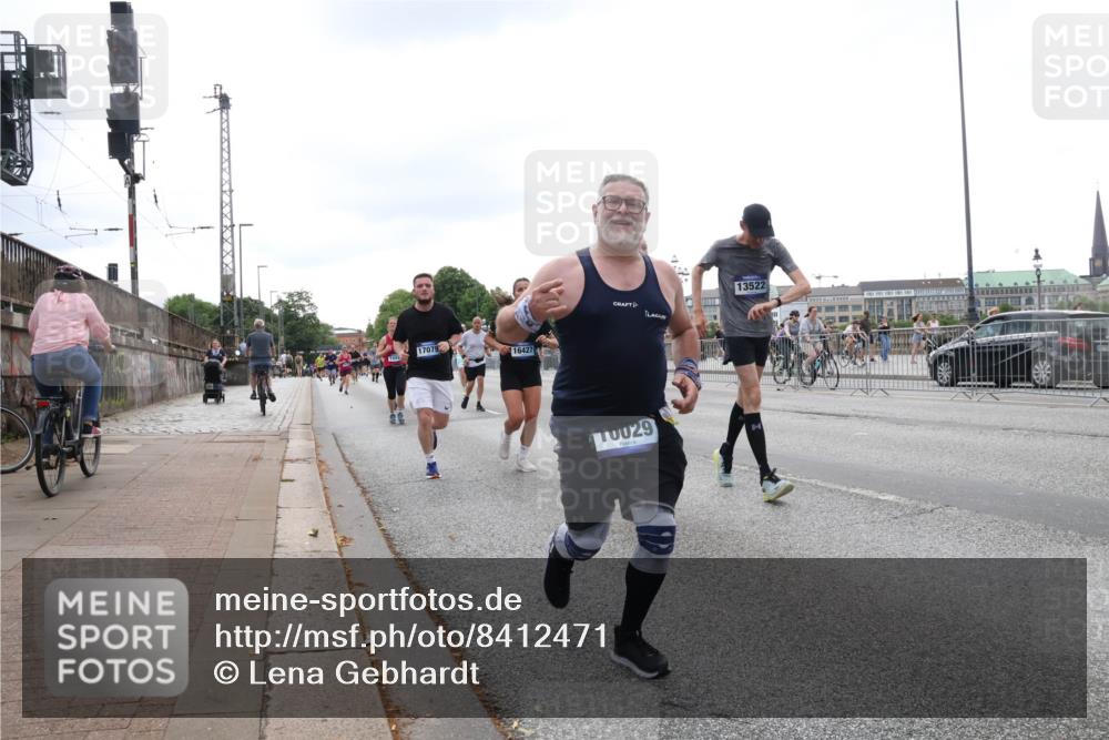 29.06.2025 - hella hamburg halbmarathon Lena Gebhardt http://msf.ph/oto/8412471 29.06.2025 10:51:15 Lombardsbrücke 17079, 16427, 029, 13522, 1129, 1203, 1208, 1404, 1478, 1617, 1997, 2200, 2202, 2308, 2358, 2380, 2484, 2485, 2859, 3934, 4156, 4652, 4713, 4771, 4808, 4848, 4878, 4920, 5286, 5289, 5357, 5394, 5530, 6091, 6178, 6945, 6961, 7012, 7141, 7769, 7770, 7771, 7825, 7841, 7871, 7992, 8040, 8200, 8410, 8672, 8779, 8986, 9166, 9167, 9582, 9583, 9763, 10029, 10552, 10614, 10636, 11034, 11052, 11252, 11268, 11575, 11577, 14534 meine-sportfotos.de