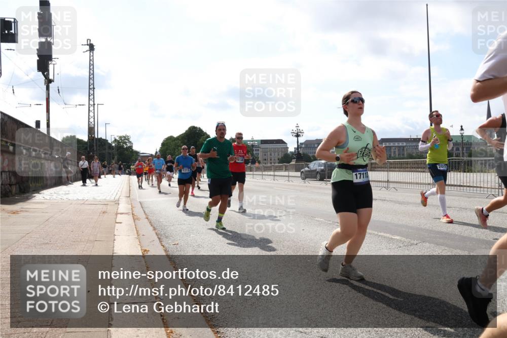 29.06.2025 - hella hamburg halbmarathon Lena Gebhardt http://msf.ph/oto/8412485 29.06.2025 10:04:39 Lombardsbrücke 1213, 4146, 1711, 2011, 1126, 1213, 1316, 1347, 1377, 1559, 1674, 2011, 2463, 2628, 2698, 2852, 2979, 3994, 4146, 4293, 4394, 4538, 4587, 4951, 5354, 5365, 5869, 5976, 6311, 6709, 8049, 8217, 9019, 9489, 10100, 10213, 10709, 10756, 10834, 10962, 11088, 11551, 11582, 12004, 12005, 12125, 12924, 12998, 13242, 13533, 13625, 14340, 14436, 14917, 15525, 15532, 16128, 16145, 16357, 16579, 16753, 16989, 16995, 17071, 17113, 17434, 17437, 17814 meine-sportfotos.de