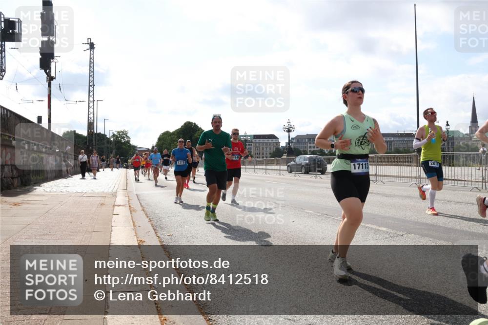 29.06.2025 - hella hamburg halbmarathon Lena Gebhardt http://msf.ph/oto/8412518 29.06.2025 10:04:39 Lombardsbrücke 414, 1213, 17113, 201, 1126, 1213, 1316, 1347, 1377, 1559, 1674, 2011, 2463, 2628, 2698, 2852, 2979, 3994, 4146, 4293, 4394, 4538, 4587, 4951, 5354, 5365, 5869, 5976, 6311, 6709, 8049, 8217, 9019, 9489, 10100, 10213, 10709, 10756, 10834, 10962, 11088, 11551, 11582, 12004, 12005, 12125, 12924, 12998, 13242, 13533, 13625, 14340, 14436, 14917, 15525, 15532, 16128, 16145, 16357, 16579, 16753, 16989, 16995, 17071, 17113, 17434, 17437, 17814 meine-sportfotos.de