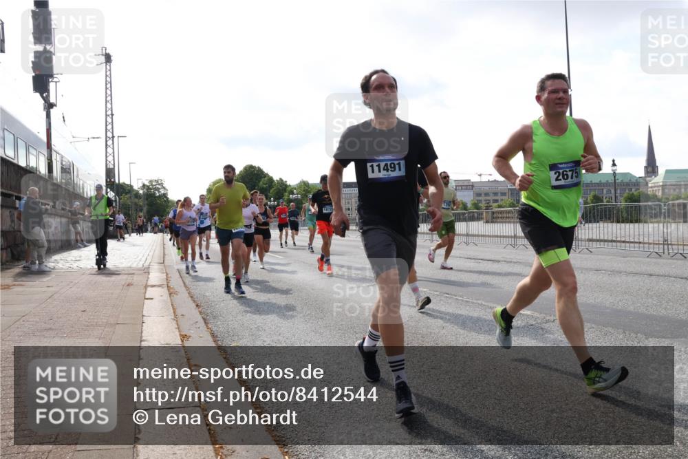 29.06.2025 - hella hamburg halbmarathon Lena Gebhardt http://msf.ph/oto/8412544 29.06.2025 09:50:30 Lombardsbrücke 18723, 11491, 1351, 2675, 1209, 1358, 1615, 1675, 1688, 1697, 1700, 1803, 1882, 2415, 2568, 2675, 2719, 2826, 3332, 3626, 4205, 4229, 4380, 4398, 4823, 5248, 5409, 5436, 5472, 5508, 5745, 5791, 5803, 6080, 6458, 6529, 6649, 6704, 7026, 7774, 8450, 8629, 8958, 9017, 9116, 9294, 9302, 9365, 9711, 9979, 10064, 10218, 10783, 10894, 10922, 11281, 11305, 11379, 11767, 12292, 12540, 12554, 12895, 13725 meine-sportfotos.de