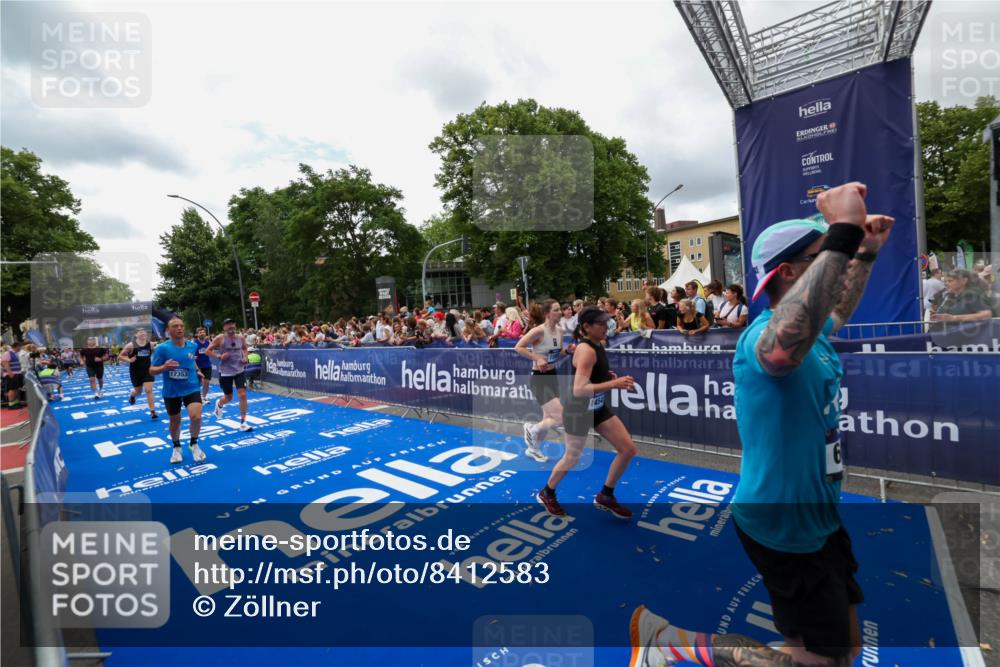 29.06.2025 - hella hamburg halbmarathon Zöllner http://msf.ph/oto/8412583 29.06.2025 10:46:53 Ziel 3976, 4091, 6630, 11858, 13940, 14541, 15900, 17172, 17353, 17492, 17669, 17892, 19105 meine-sportfotos.de
