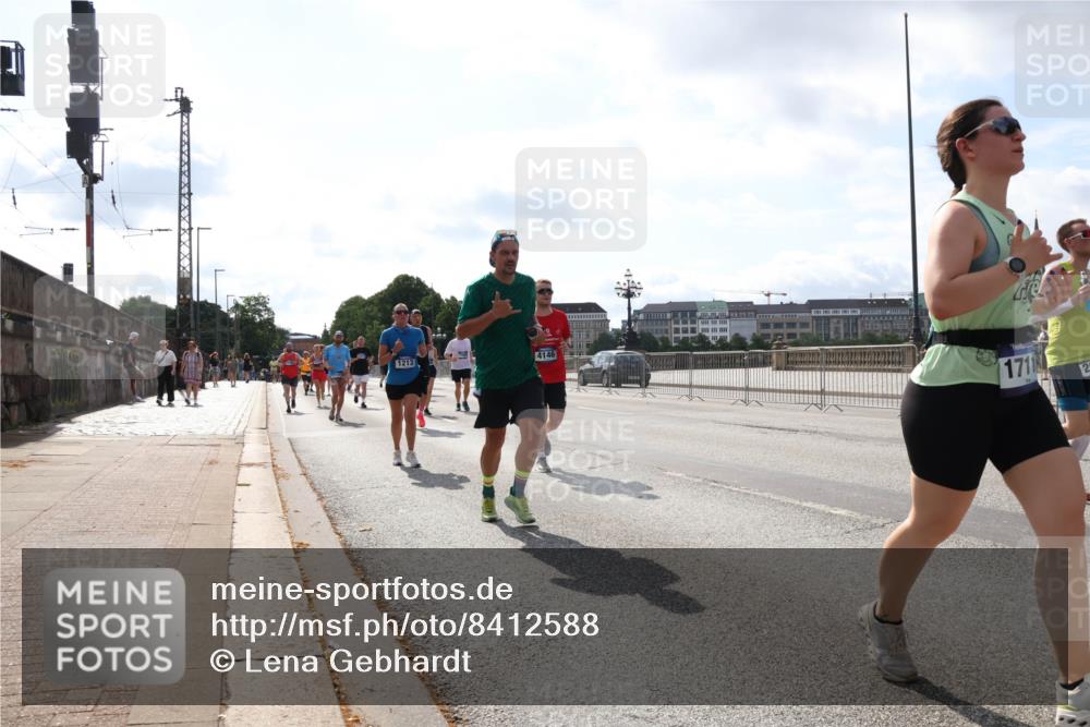 29.06.2025 - hella hamburg halbmarathon Lena Gebhardt http://msf.ph/oto/8412588 29.06.2025 10:04:39 Lombardsbrücke 1213, 4146, 1711, 1126, 1213, 1316, 1347, 1377, 1559, 1674, 2011, 2463, 2628, 2698, 2852, 2979, 3994, 4146, 4293, 4394, 4538, 4587, 4951, 5354, 5365, 5869, 5976, 6311, 6709, 8049, 8217, 9019, 9489, 10100, 10213, 10709, 10756, 10834, 10962, 11088, 11551, 11582, 12004, 12005, 12125, 12924, 12998, 13242, 13533, 13625, 14340, 14436, 14917, 15525, 15532, 16128, 16145, 16357, 16579, 16753, 16989, 16995, 17071, 17113, 17434, 17437, 17814 meine-sportfotos.de