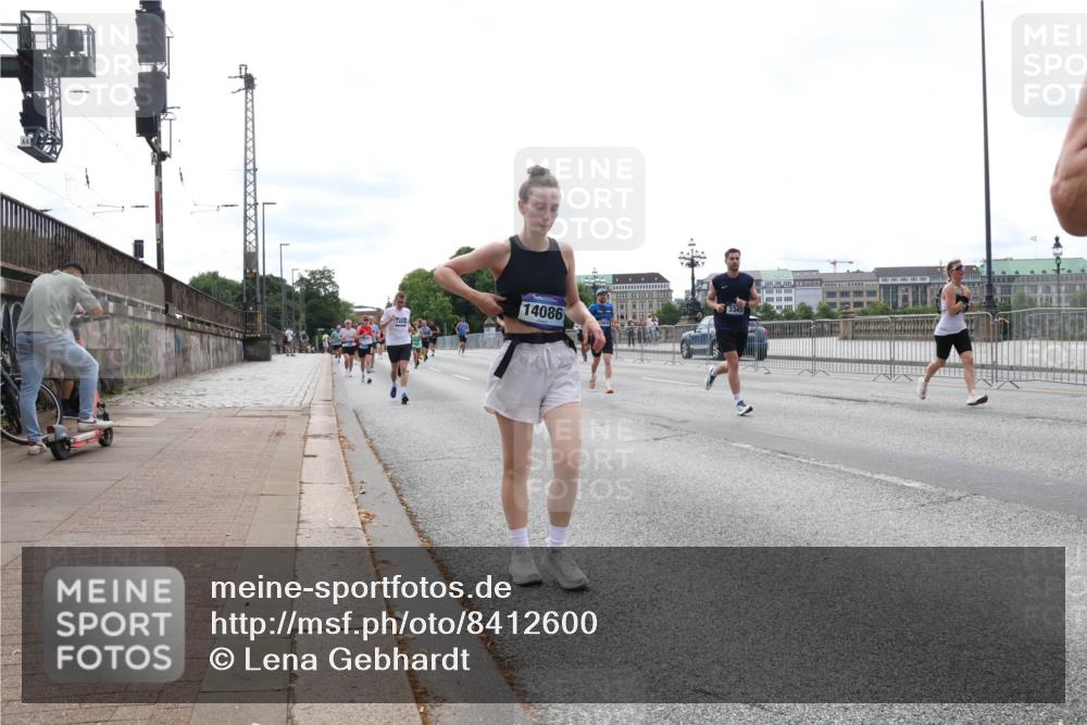 29.06.2025 - hella hamburg halbmarathon Lena Gebhardt http://msf.ph/oto/8412600 29.06.2025 10:25:41 Lombardsbrücke 14086, 3343, 1093, 1305, 1479, 1481, 1627, 2278, 3343, 3765, 3961, 3963, 4378, 4797, 5028, 5497, 5564, 5814, 6663, 6869, 8881, 8962, 9811, 9927, 10104, 10219, 10845, 10846, 11157, 11596, 11662, 11699, 11828, 11859, 12074, 12505, 12838, 12945, 12946, 13510, 13653, 13842, 14086, 14223, 14936, 15016, 15119, 15283, 16289, 16354, 16381, 16421, 16422, 16927, 17369 meine-sportfotos.de