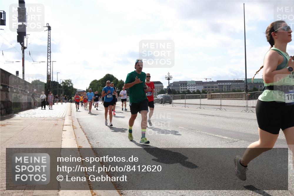 29.06.2025 - hella hamburg halbmarathon Lena Gebhardt http://msf.ph/oto/8412620 29.06.2025 10:04:39 Lombardsbrücke 1213, 4146, 1, 171, 1126, 1213, 1316, 1347, 1377, 1559, 1674, 2011, 2463, 2628, 2698, 2852, 2979, 3994, 4146, 4293, 4394, 4538, 4587, 4951, 5354, 5365, 5869, 5976, 6311, 6709, 8049, 8217, 9019, 9489, 10100, 10213, 10709, 10756, 10834, 10962, 11088, 11551, 11582, 12004, 12005, 12125, 12924, 12998, 13242, 13533, 13625, 14340, 14436, 14917, 15525, 15532, 16128, 16145, 16357, 16579, 16753, 16989, 16995, 17071, 17113, 17434, 17437, 17814 meine-sportfotos.de