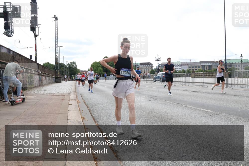29.06.2025 - hella hamburg halbmarathon Lena Gebhardt http://msf.ph/oto/8412626 29.06.2025 10:25:41 Lombardsbrücke 14086, 1093, 1305, 1479, 1481, 1627, 2278, 3343, 3765, 3961, 3963, 4378, 4797, 5028, 5497, 5564, 5814, 6663, 6869, 8881, 8962, 9811, 9927, 10104, 10219, 10845, 10846, 11157, 11596, 11662, 11699, 11828, 11859, 12074, 12505, 12838, 12945, 12946, 13510, 13653, 13842, 14086, 14223, 14936, 15016, 15119, 15283, 16289, 16354, 16381, 16421, 16422, 16927, 17369 meine-sportfotos.de