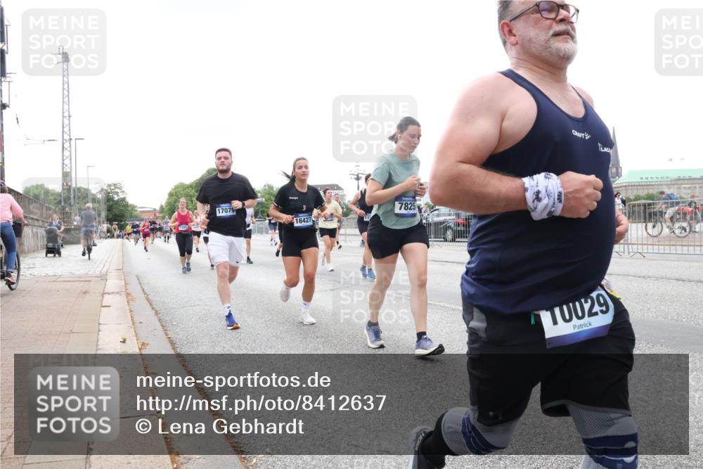29.06.2025 - hella hamburg halbmarathon Lena Gebhardt http://msf.ph/oto/8412637 29.06.2025 10:51:15 Lombardsbrücke 17079, 16427, 7825, 10029, 1129, 1203, 1208, 1404, 1478, 1617, 1997, 2200, 2202, 2308, 2358, 2380, 2484, 2485, 2859, 3934, 4156, 4652, 4713, 4771, 4808, 4848, 4878, 4920, 5286, 5289, 5357, 5394, 5530, 6091, 6178, 6945, 6961, 7012, 7141, 7769, 7770, 7771, 7825, 7841, 7871, 7992, 8040, 8200, 8410, 8672, 8779, 8986, 9166, 9167, 9582, 9583, 9763, 10029, 10552, 10614, 10636, 11034, 11052, 11252, 11268, 11575, 11577, 14534 meine-sportfotos.de