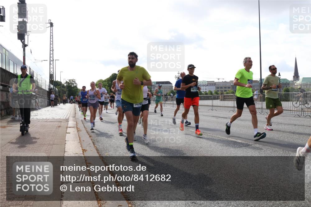 29.06.2025 - hella hamburg halbmarathon Lena Gebhardt http://msf.ph/oto/8412682 29.06.2025 09:50:32 Lombardsbrücke 7026, 4229, 1751, 14783, 18723, 1479, 1209, 1358, 1615, 1675, 1688, 1697, 1700, 1803, 1882, 2415, 2568, 2675, 2719, 2826, 3332, 3626, 4205, 4229, 4380, 4398, 4823, 4893, 5248, 5409, 5436, 5472, 5508, 5745, 5752, 5791, 5803, 5916, 6080, 6458, 6529, 6649, 6686, 6687, 6704, 7026, 7774, 8450, 8958, 9017, 9116, 9294, 9302, 9365, 9711, 10064, 10218, 10783, 10894, 10922, 11281, 11284, 11305, 11379, 11767, 12292, 12540, 12554, 12895, 13725 meine-sportfotos.de