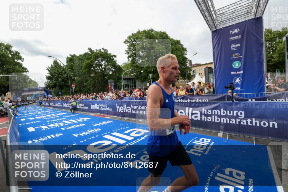 29.06.2025 - hella hamburg halbmarathon Zöllner http://msf.ph/oto/8412687 29.06.2025 10:23:35 Ziel 9385, 16169, 17771 meine-sportfotos.de