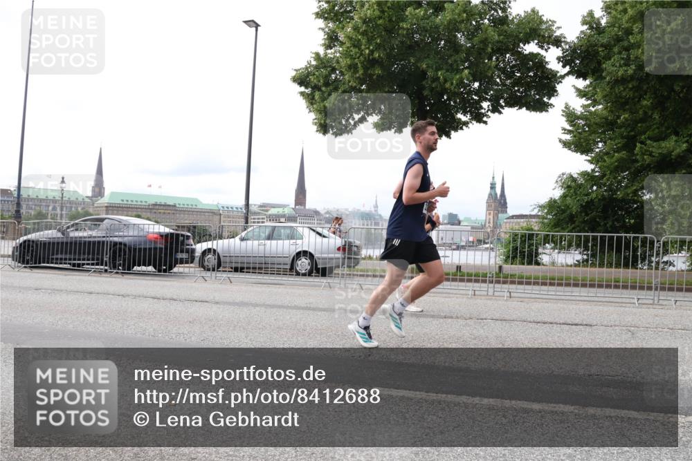 29.06.2025 - hella hamburg halbmarathon Lena Gebhardt http://msf.ph/oto/8412688 29.06.2025 10:25:44 Lombardsbrücke 1093, 1305, 1479, 1481, 1627, 2278, 3343, 3765, 4378, 4797, 5028, 5497, 5564, 6663, 6869, 8881, 9811, 9927, 10104, 10219, 10845, 10846, 11139, 11157, 11596, 11662, 11699, 11828, 11859, 12074, 12505, 12838, 12945, 12946, 13510, 13653, 13842, 14179, 14223, 14936, 15016, 15119, 15283, 16289, 16354, 16381, 16421, 16422, 16927, 17369 meine-sportfotos.de