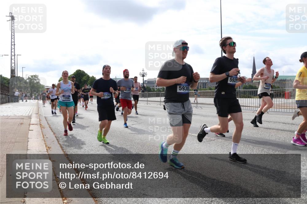 29.06.2025 - hella hamburg halbmarathon Lena Gebhardt http://msf.ph/oto/8412694 29.06.2025 10:17:16 Lombardsbrücke 1356, 2100, 3558, 5930, 5929, 5023, 1083, 1117, 1137, 1204, 1240, 1298, 1331, 1348, 1356, 1403, 1477, 1553, 1602, 2225, 2305, 2860, 2908, 3210, 3450, 3464, 3466, 3622, 3802, 3803, 4194, 4852, 5023, 5390, 5929, 5930, 5995, 6126, 6128, 6328, 6520, 6522, 6786, 6948, 7011, 7114, 7115, 7257, 7291, 7345, 7360, 7376, 7410, 7445, 7566, 7647, 7844, 7924, 7928, 7945, 8210, 8253, 8263, 8309, 8351, 8433, 8513, 8558, 8895, 8983, 9152, 9208, 9259 meine-sportfotos.de