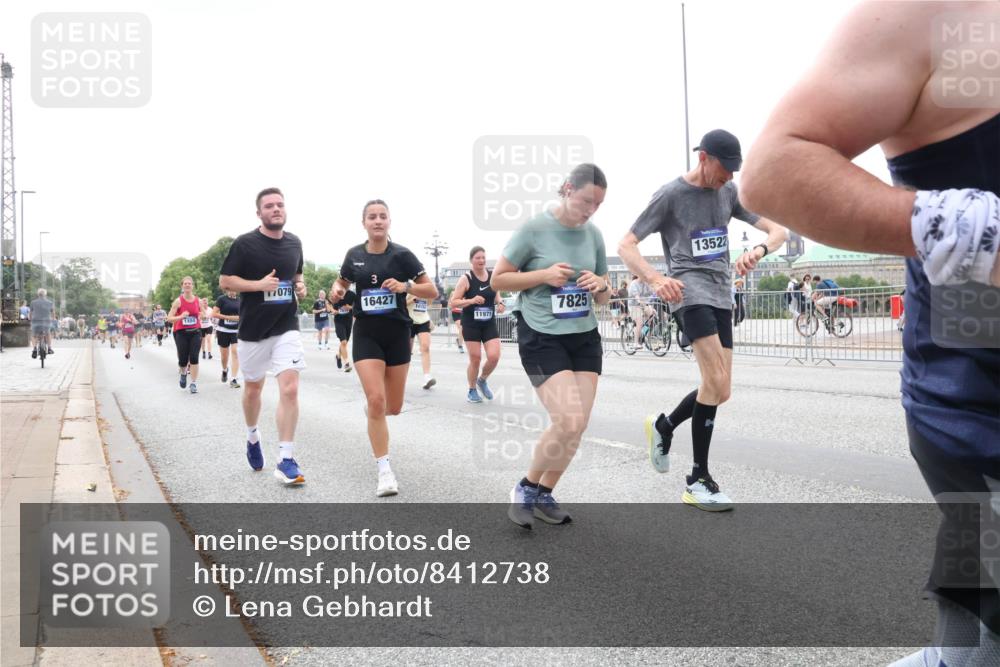 29.06.2025 - hella hamburg halbmarathon Lena Gebhardt http://msf.ph/oto/8412738 29.06.2025 10:51:16 Lombardsbrücke 7079, 16427, 1129, 1203, 1208, 1404, 1478, 1617, 1997, 2202, 2308, 2358, 2380, 2484, 2485, 2736, 2778, 2859, 3934, 4156, 4652, 4713, 4771, 4808, 4848, 4878, 4920, 5286, 5289, 5357, 5394, 5530, 6091, 6178, 6945, 6954, 6961, 7012, 7141, 7769, 7770, 7771, 7825, 7841, 7871, 7992, 8040, 8200, 8410, 8672, 8779, 8986, 9166, 9167, 9582, 9583, 9763, 10029, 10496, 10552, 10614, 10636, 11034, 11052, 11252, 11268, 11575, 11577, 14534 meine-sportfotos.de