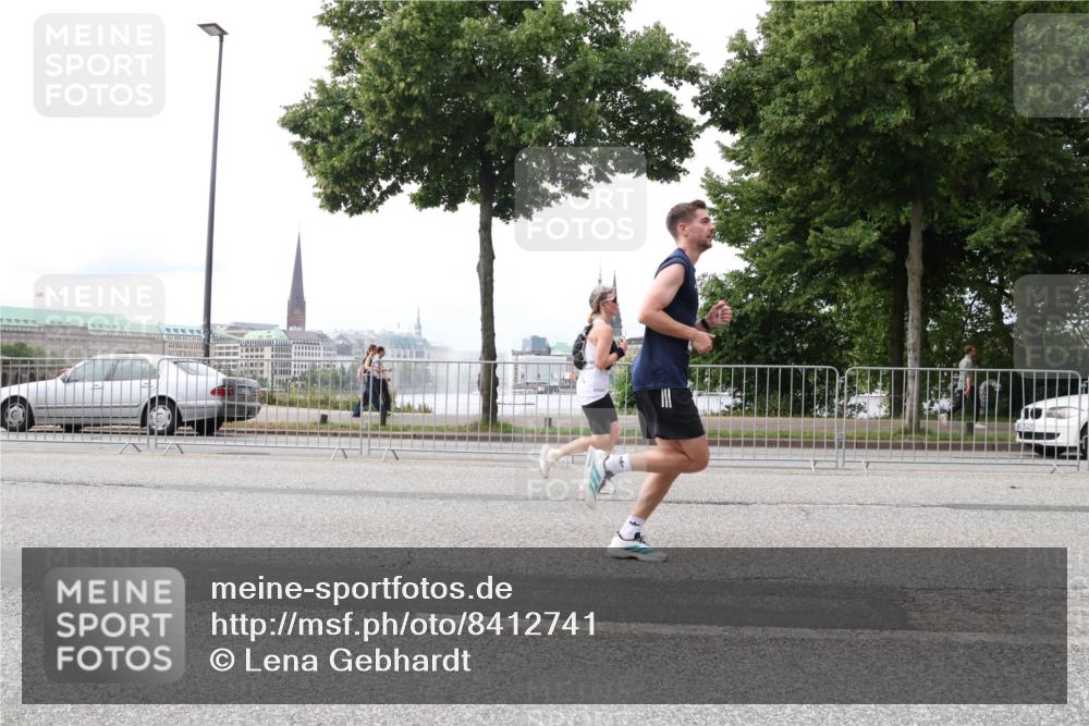 29.06.2025 - hella hamburg halbmarathon Lena Gebhardt http://msf.ph/oto/8412741 29.06.2025 10:25:44 Lombardsbrücke 1093, 1305, 1479, 1481, 1627, 2278, 3343, 3765, 4378, 4797, 5028, 5497, 5564, 6663, 6869, 8881, 9811, 9927, 10104, 10219, 10845, 10846, 11139, 11157, 11596, 11662, 11699, 11828, 11859, 12074, 12505, 12838, 12945, 12946, 13510, 13653, 13842, 14179, 14223, 14936, 15016, 15119, 15283, 16289, 16354, 16381, 16421, 16422, 16927, 17369 meine-sportfotos.de