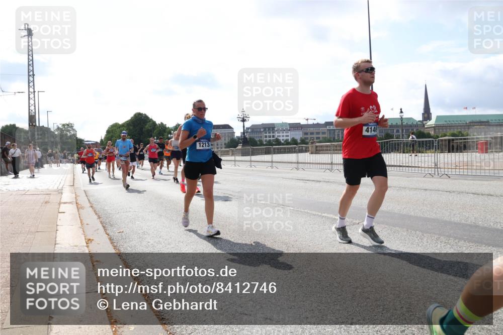 29.06.2025 - hella hamburg halbmarathon Lena Gebhardt http://msf.ph/oto/8412746 29.06.2025 10:04:41 Lombardsbrücke 1213, 4146, 1126, 1213, 1316, 1347, 1377, 1559, 1674, 2011, 2463, 2628, 2698, 2852, 2979, 3994, 4146, 4293, 4394, 4538, 4587, 4951, 5354, 5365, 5869, 5976, 6311, 6709, 8049, 8217, 9019, 9489, 10100, 10213, 10709, 10756, 10834, 10962, 11088, 11551, 11582, 11595, 12004, 12005, 12125, 12924, 12998, 13242, 13533, 13625, 14340, 14436, 14917, 15532, 16128, 16134, 16145, 16357, 16579, 16753, 16989, 16995, 17071, 17113, 17434, 17437, 17814, 17818 meine-sportfotos.de