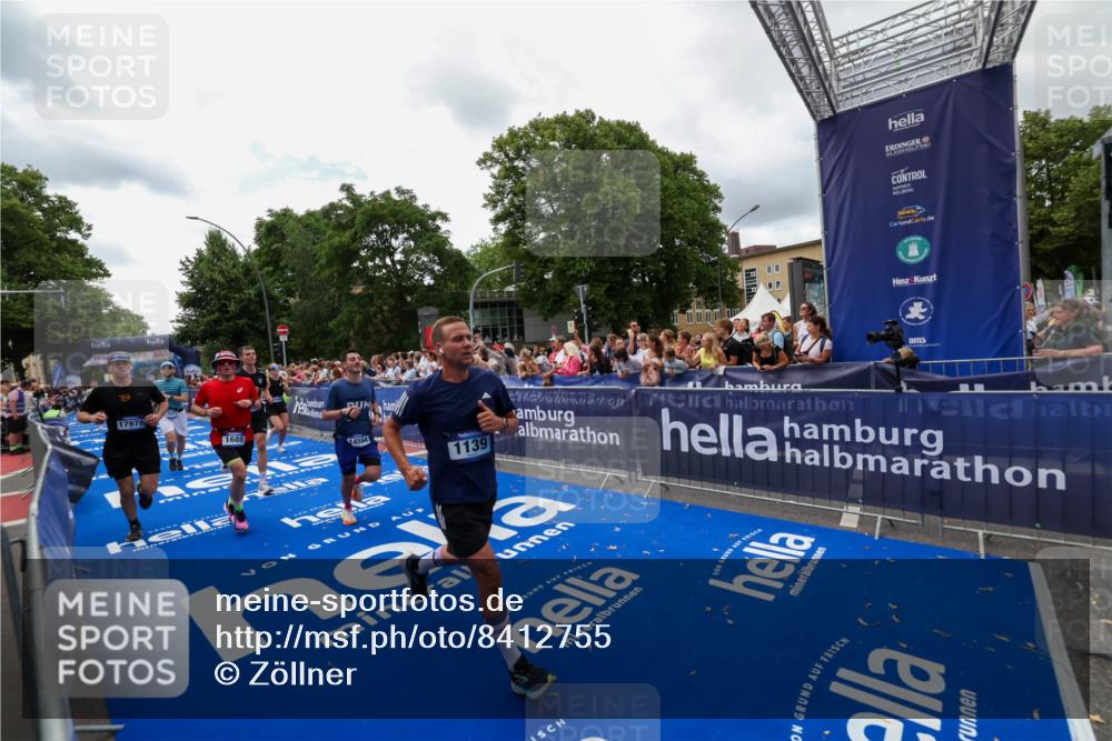 29.06.2025 - hella hamburg halbmarathon Zöllner http://msf.ph/oto/8412755 29.06.2025 10:47:04 Ziel 1139, 1460, 1689, 4377, 5472, 6700, 9794, 10122, 13728, 14415, 14449, 14594, 14783, 15825, 16081, 17979 meine-sportfotos.de