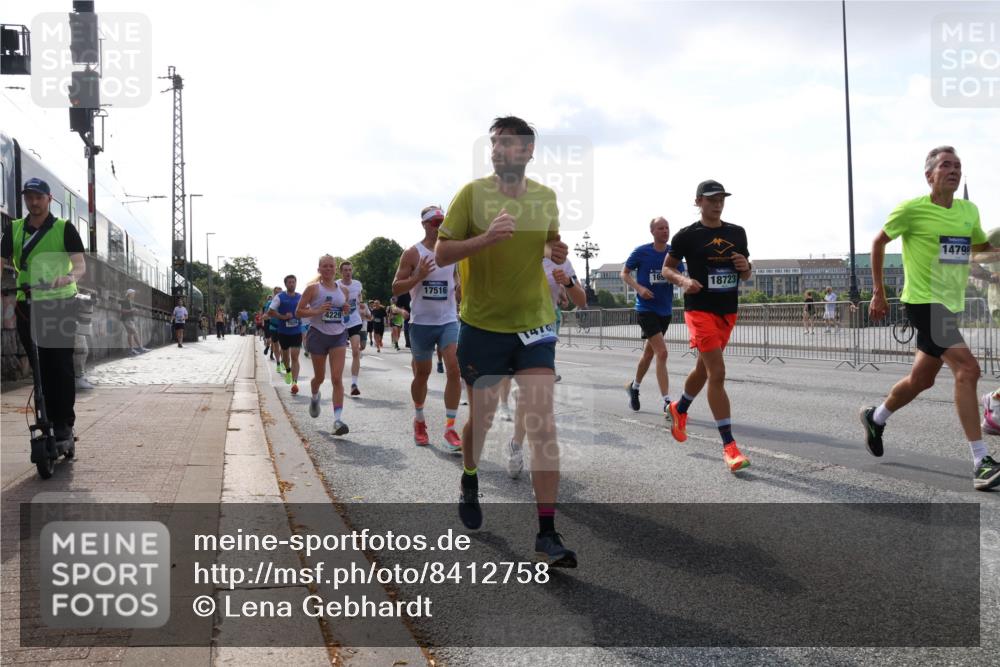 29.06.2025 - hella hamburg halbmarathon Lena Gebhardt http://msf.ph/oto/8412758 29.06.2025 09:50:32 Lombardsbrücke 4229, 7020, 17516, 1470, 18723, 14798, 1209, 1358, 1615, 1675, 1688, 1697, 1700, 1803, 1882, 2415, 2568, 2675, 2719, 2826, 3332, 3626, 4205, 4229, 4380, 4398, 4823, 4893, 5248, 5409, 5436, 5472, 5508, 5745, 5752, 5791, 5803, 5916, 6080, 6458, 6529, 6649, 6686, 6687, 6704, 7026, 7774, 8450, 8958, 9017, 9116, 9294, 9302, 9365, 9711, 10064, 10218, 10783, 10894, 10922, 11281, 11284, 11305, 11379, 11767, 12292, 12540, 12554, 12895, 13725 meine-sportfotos.de