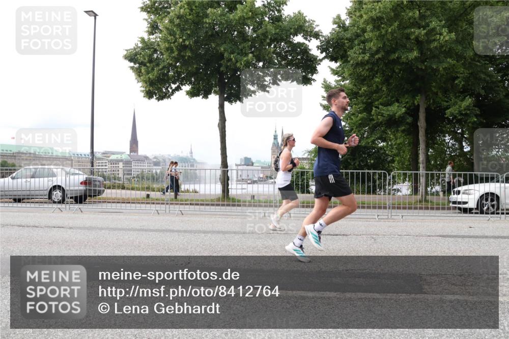 29.06.2025 - hella hamburg halbmarathon Lena Gebhardt http://msf.ph/oto/8412764 29.06.2025 10:25:44 Lombardsbrücke 1093, 1305, 1479, 1481, 1627, 2278, 3343, 3765, 4378, 4797, 5028, 5497, 5564, 6663, 6869, 8881, 9811, 9927, 10104, 10219, 10845, 10846, 11139, 11157, 11596, 11662, 11699, 11828, 11859, 12074, 12505, 12838, 12945, 12946, 13510, 13653, 13842, 14179, 14223, 14936, 15016, 15119, 15283, 16289, 16354, 16381, 16421, 16422, 16927, 17369 meine-sportfotos.de
