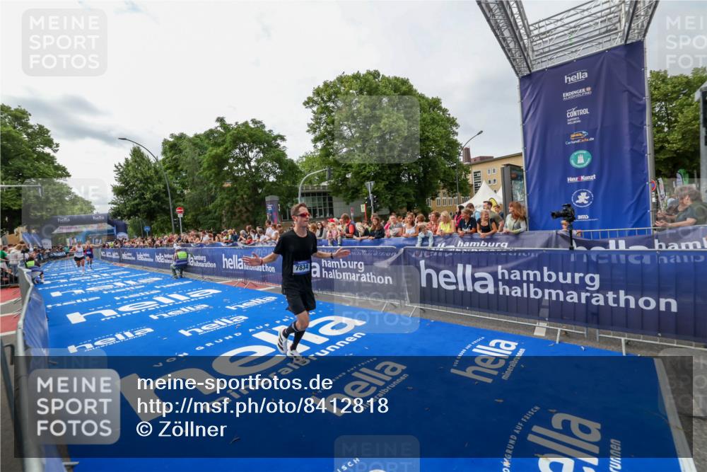 29.06.2025 - hella hamburg halbmarathon Zöllner http://msf.ph/oto/8412818 29.06.2025 10:23:45 Ziel 5301, 7834, 9151 meine-sportfotos.de