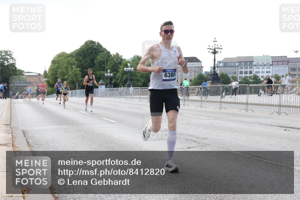29.06.2025 - hella hamburg halbmarathon Lena Gebhardt http://msf.ph/oto/8412820 29.06.2025 09:39:45 Lombardsbrücke 6380, 51, 53, 2144, 4524, 6380, 6699, 11342, 11678, 13016, 14188, 14932, 14933, 15166, 16548, 17402, 18694, 18848, 19072, 19108 meine-sportfotos.de