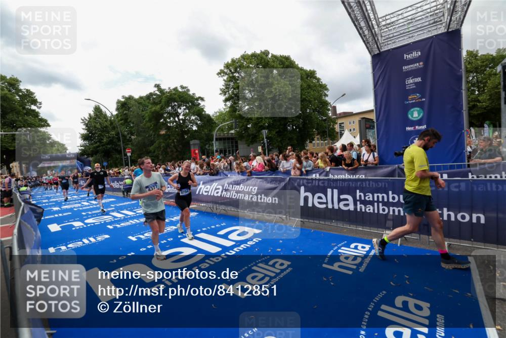 29.06.2025 - hella hamburg halbmarathon Zöllner http://msf.ph/oto/8412851 29.06.2025 10:47:09 Ziel 1460, 4093, 4377, 5472, 6700, 7908, 9794, 12579, 13007, 14415, 14783, 15684, 15825 meine-sportfotos.de