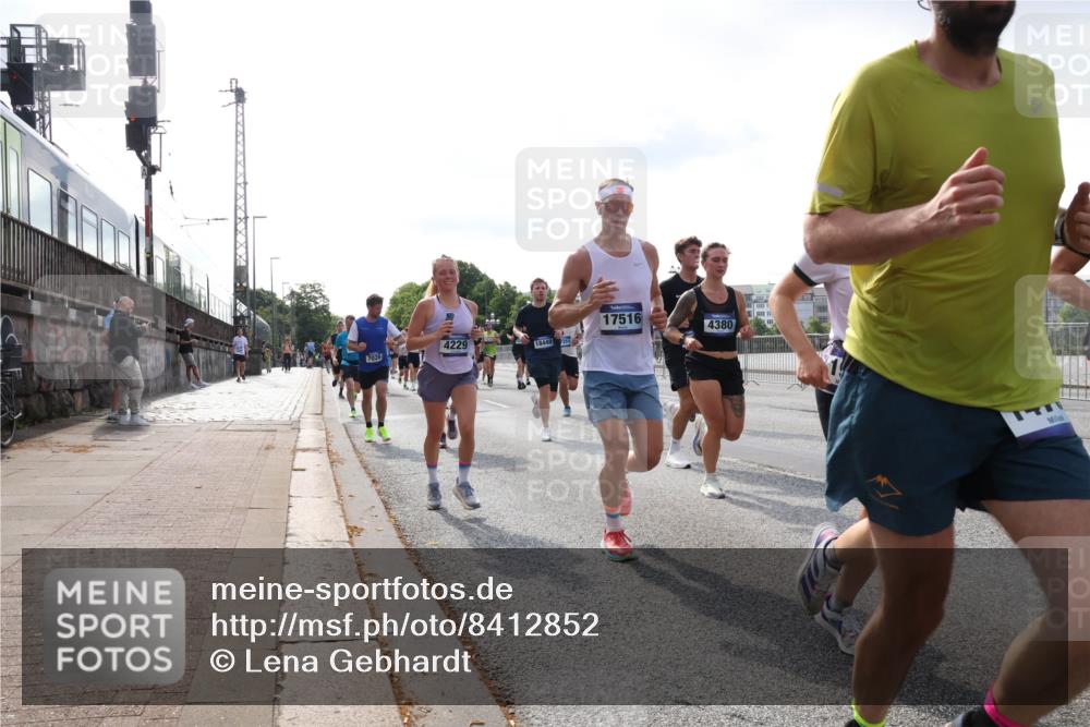 29.06.2025 - hella hamburg halbmarathon Lena Gebhardt http://msf.ph/oto/8412852 29.06.2025 09:50:33 Lombardsbrücke 17516, 4229, 4380, 7026, 251, 1209, 1358, 1675, 1688, 1697, 1700, 1803, 1882, 2415, 2568, 2675, 2719, 2826, 3332, 3626, 4205, 4229, 4380, 4398, 4823, 4893, 5409, 5436, 5472, 5508, 5745, 5752, 5791, 5803, 5916, 6080, 6458, 6529, 6649, 6686, 6687, 6704, 7026, 7774, 8450, 8958, 9017, 9116, 9302, 9365, 9711, 10064, 10218, 10783, 10894, 10922, 11281, 11284, 11305, 11379, 11767, 12292, 12540, 12554, 12895, 13725 meine-sportfotos.de